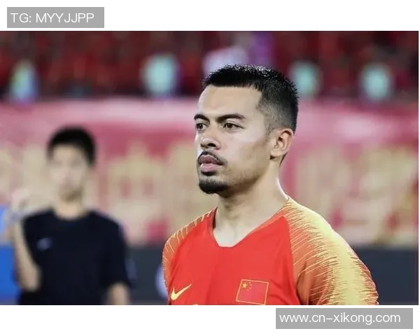 媒体人解读杨立瑜竖大拇指事件背后的真实情感与球迷互动的误解 媒体人解读杨立瑜竖大拇指事件背后的真实情感与球迷互动的误解