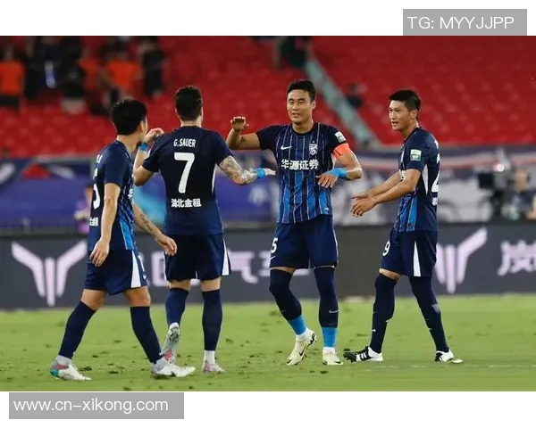 杨一鸣肘击被红牌罚下新鹏城领先后遭遇人数劣势